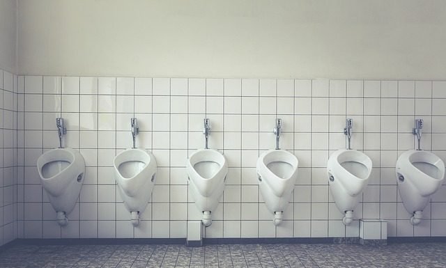 Fraendag: d’Chancegläichheet hält beim Urinoir op!