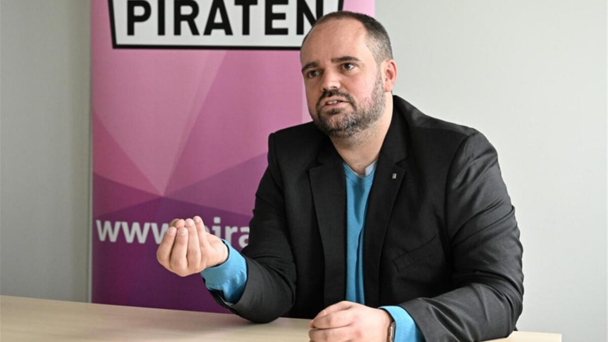 Causa RTL-Lunghi: Zwei parlamentarische Fragen markieren den Übergang von der juristischen zur politischen Verantwortung